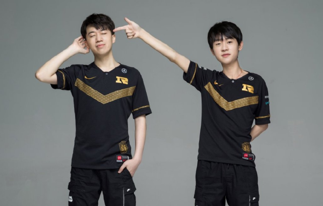 中展现出惊 中展现出惊